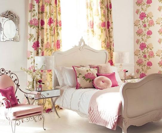 白色的床品搭配粉色的床单和抱枕跟印花布艺窗帘相得益彰