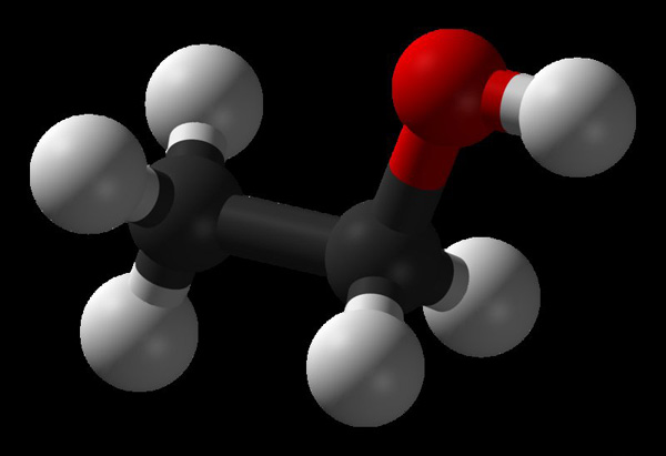 左为水分子,右为乙醇分子;后者的结构使得它倾向于与其他分子进行