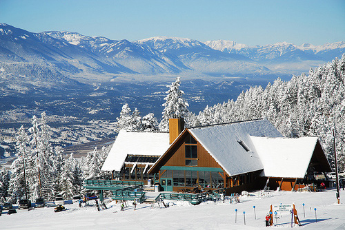 在落基山脉那些深山丛林里玩雪泡温泉