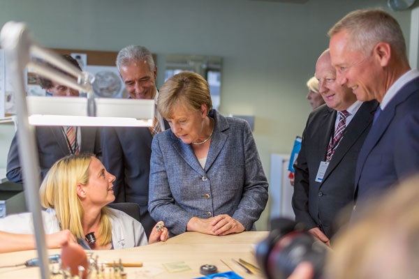 德国总理默克尔为朗格新建大楼揭幕
