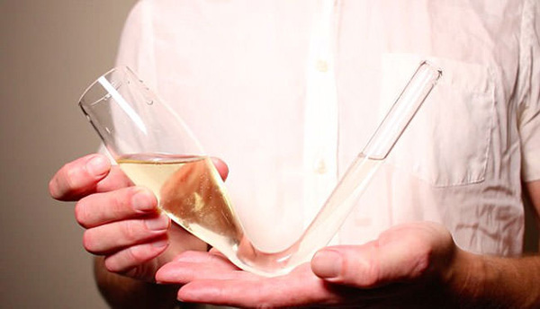 美国开发特殊香槟饮用器Chambong