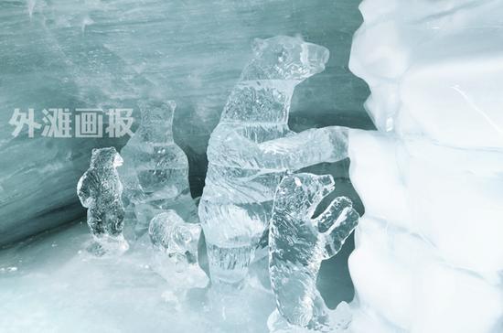少女峰的雪洞中陈列着不同艺术家创作的冰雕