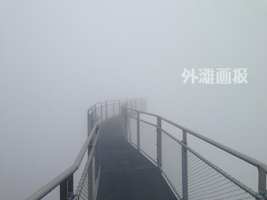 格林德瓦的全透明观景台前一刻还阳光明媚，转眼就被迷雾笼罩