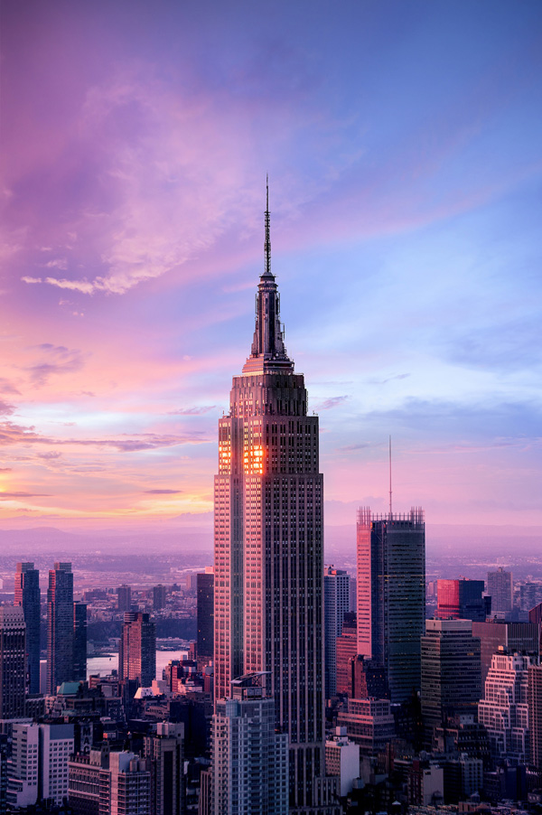 登上帝国大厦顶层，尽览纽约日出美景