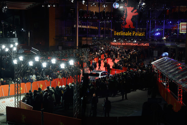 格拉苏蒂原创全新鎏金六零方形腕表亮相柏林电影节