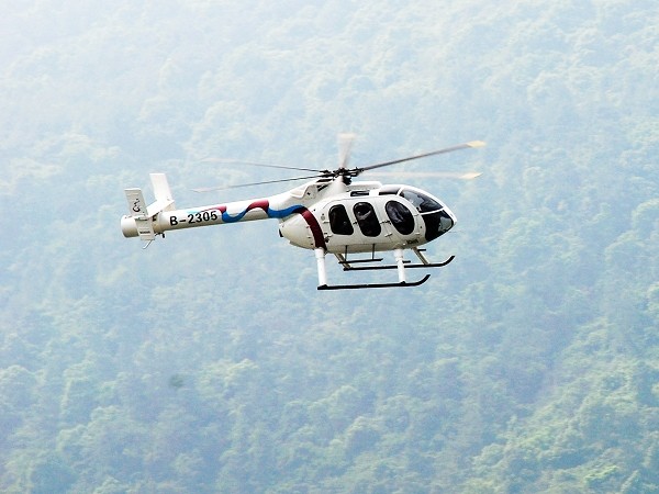 麦道md600n直升飞机飞临竹岐金水湖上空多图