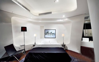在卧室的空间中，设计师将床头、天花板、地板等细节处很好地融合在“曲线”的设计中。