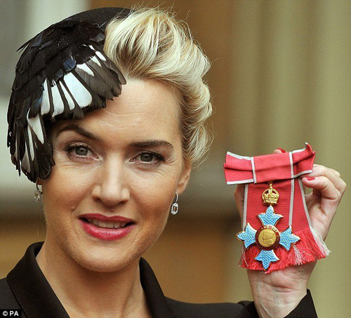 女演员凯特温丝莱特获女王颁发的二等公爵奖章