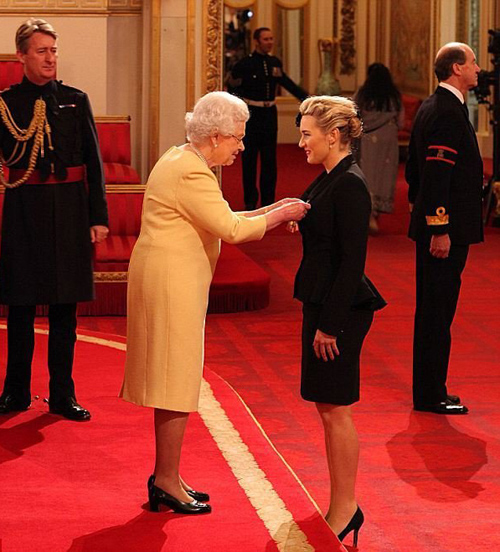 英国女王为女演员凯特温丝莱特颁发二等公爵奖章