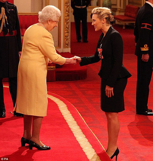 英国女王为女演员凯特温丝莱特颁发二等公爵奖章